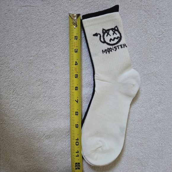๐๐ 2 Pairs Random Design of Graffiti Ankle Socks - Picture 5 of 8